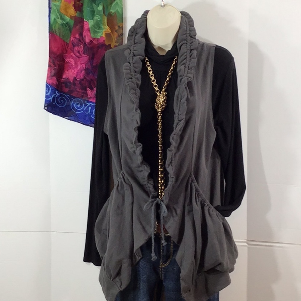 Monte Milano gray knit ruffle vest